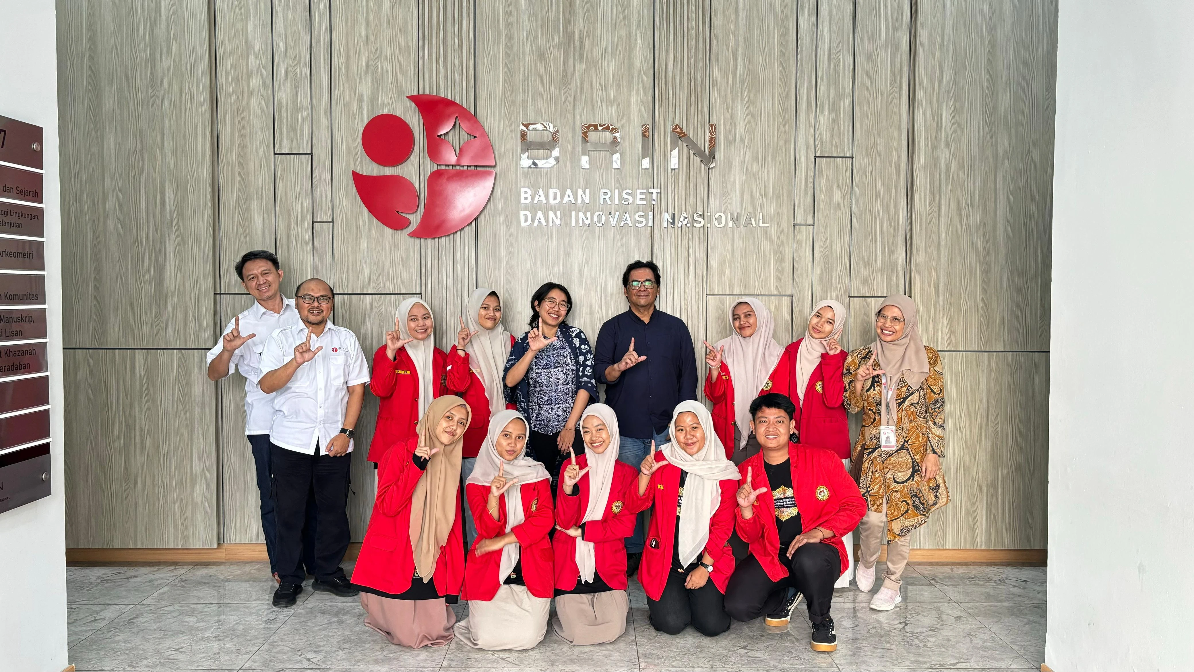 Keceriaan terpancar dari wajah para mahasiswa Fakultas Ilmu Budaya Universitas Hasanuddin saat berpose di depan logo Badan Riset dan Inovasi Nasional (BRIN) di Jakarta. Mereka merupakan delegasi Unhas yang tengah mengikuti rangkaian kegiatan Focus Group Discussion dan Exhibition hasil riset manuskrip Sulawesi Selatan, sekaligus berpartisipasi dalam Simposium Internasional Pernaskahan Nusantara XX 2025. Dengan semangat dan senyum optimistis, para mahasiswa ini siap memperkenalkan kekayaan intelektual Bugis-Makassar ke panggung nasional dan internasional sebagai bagian dari misi pelestarian warisan budaya Nusantara.